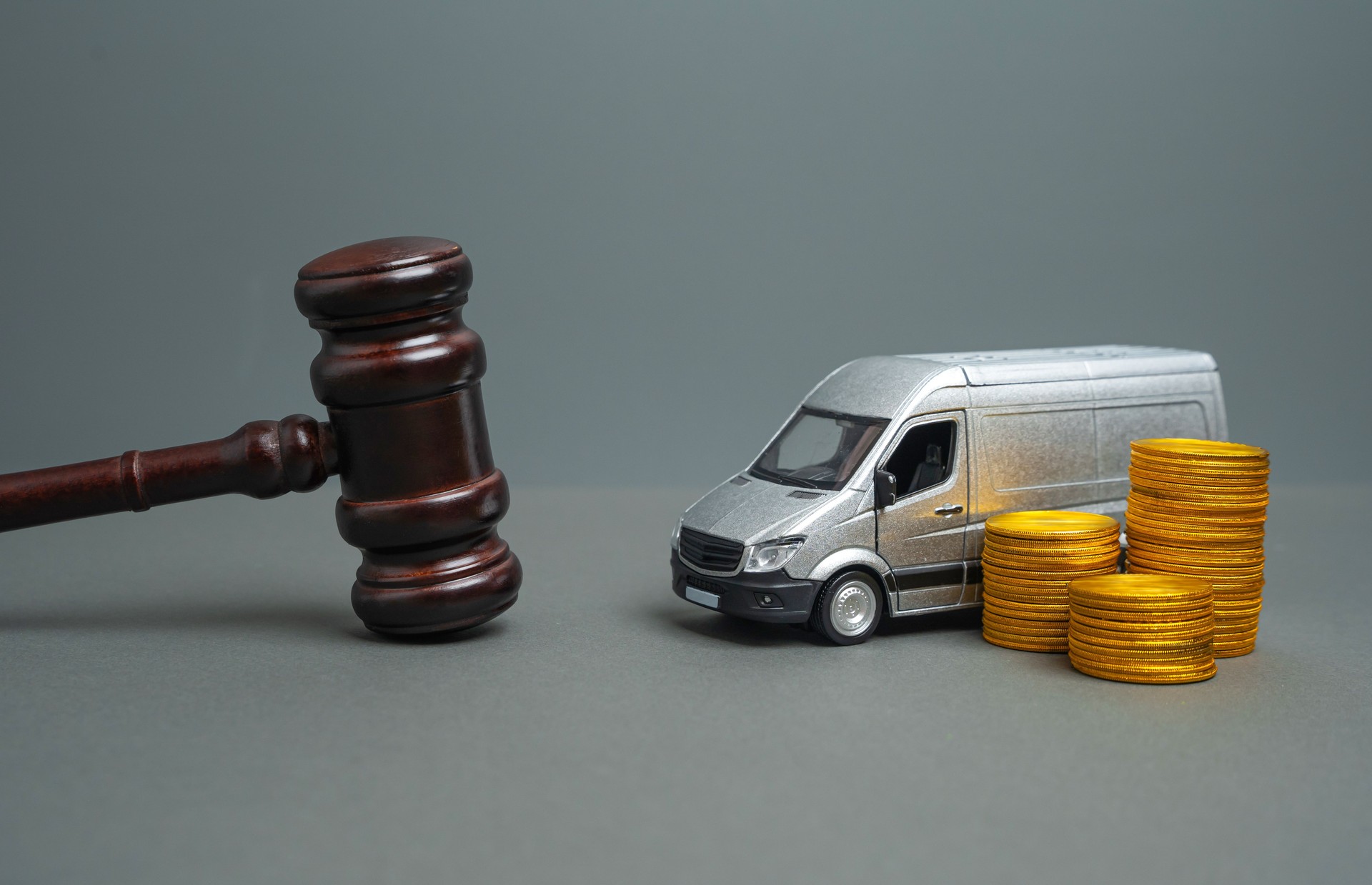 Servicio legal para empresas de logística. Regulación de la industria del transporte. Tributación. Manejar contratos, problemas de responsabilidad, aduanas y licencias, respaldando operaciones fluidas, gestión de riesgos